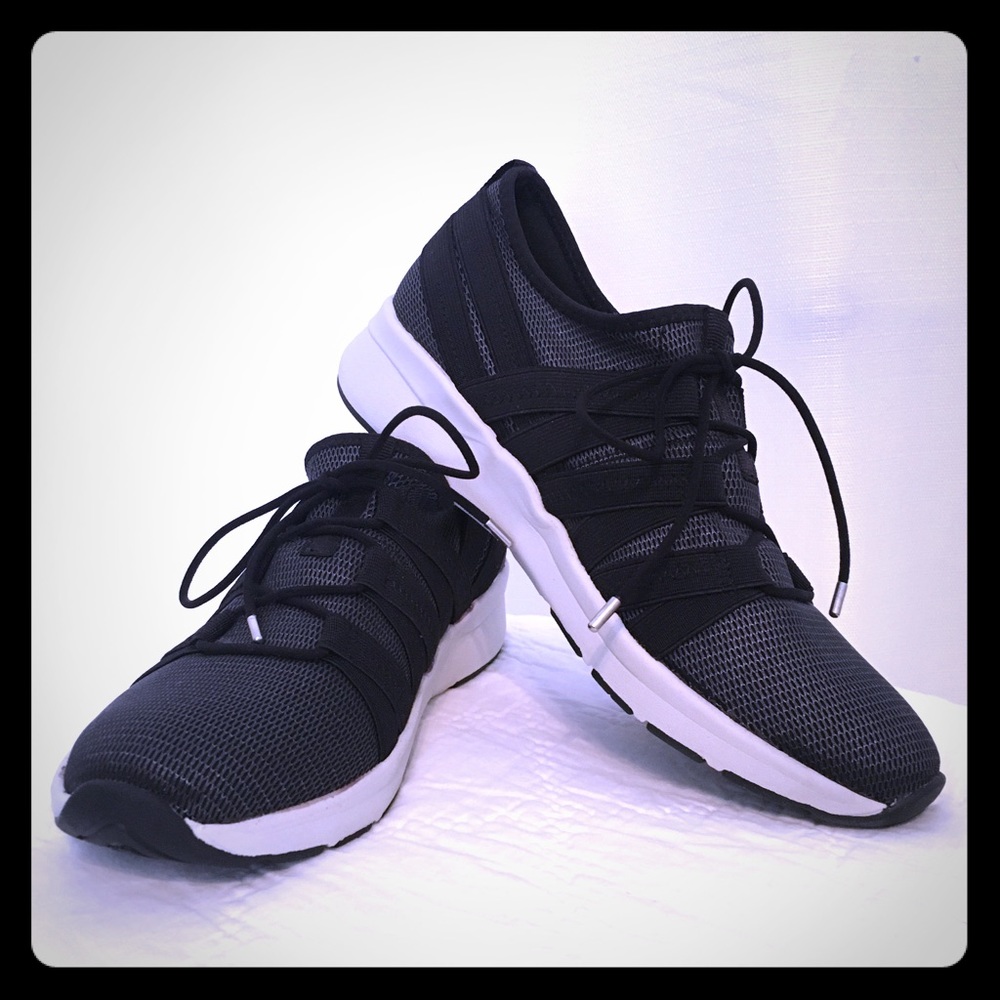 NWOT Easy Spirit Black Slip On’s 7.5